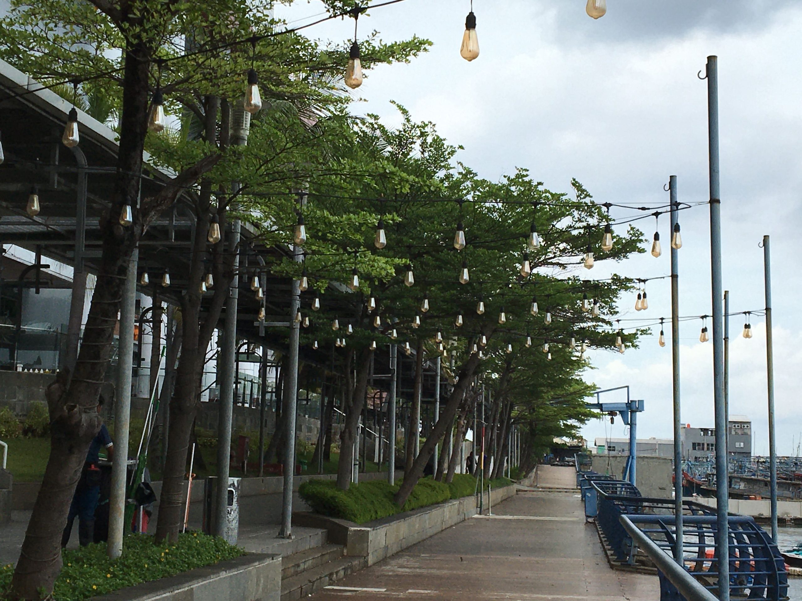 Berkunjung ke Bywalk Mall | Menikmati Pemandangan Laut