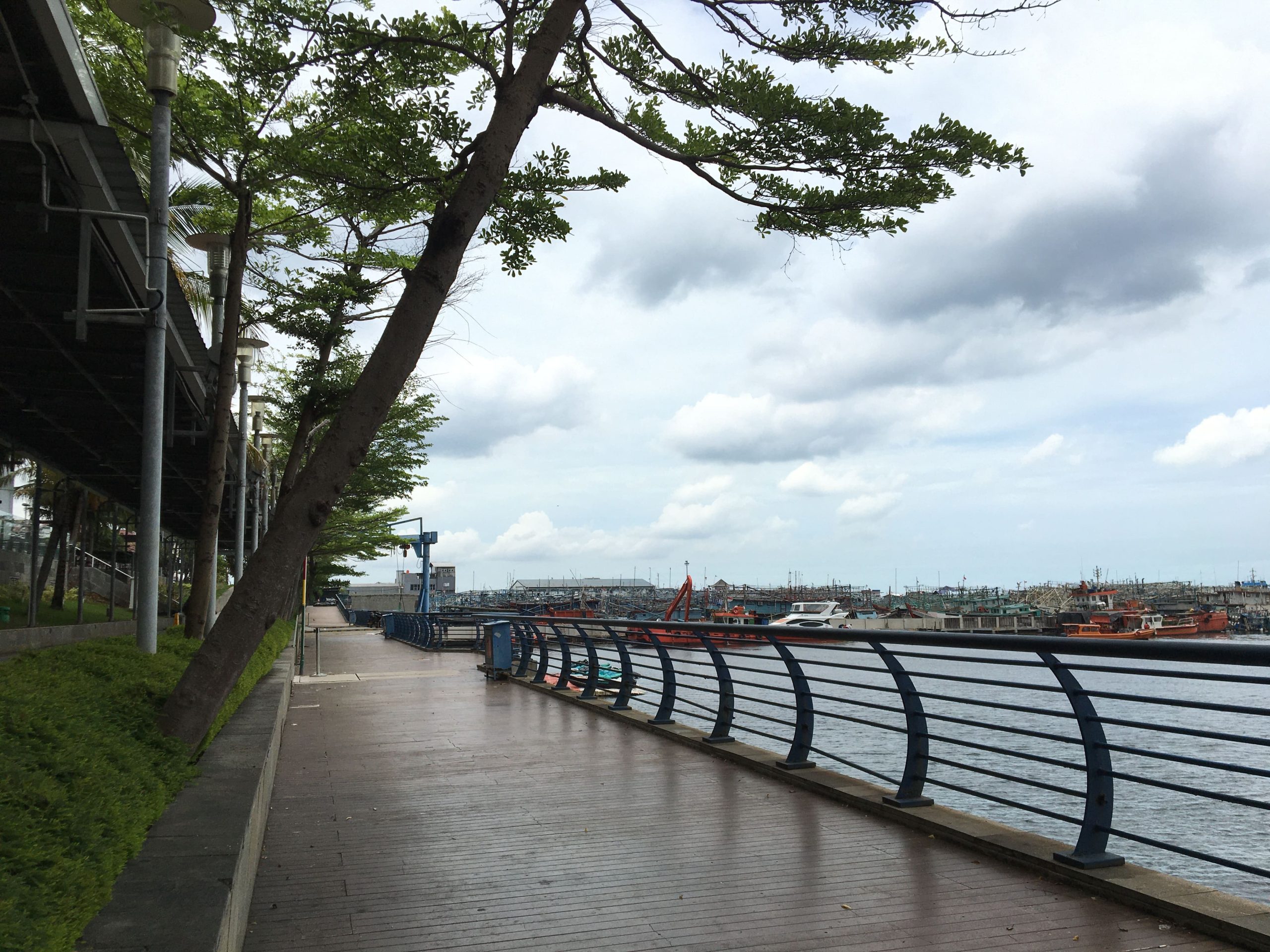 Berkunjung ke Bywalk Mall | Menikmati Pemandangan Laut