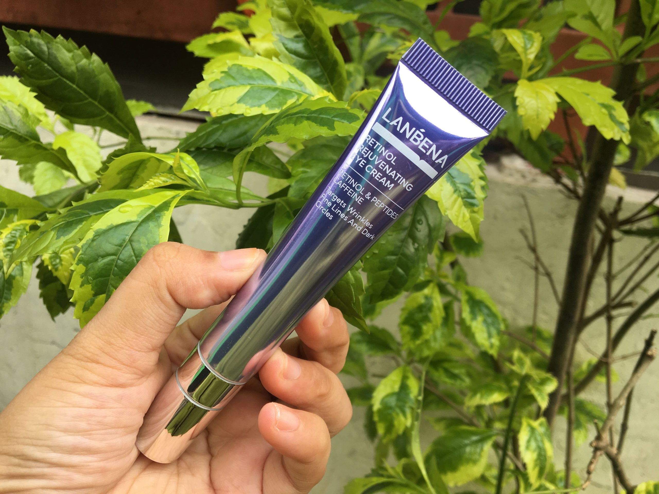 dilengkapi dengan teknologi anti aging pada area mata sepanjang hari.